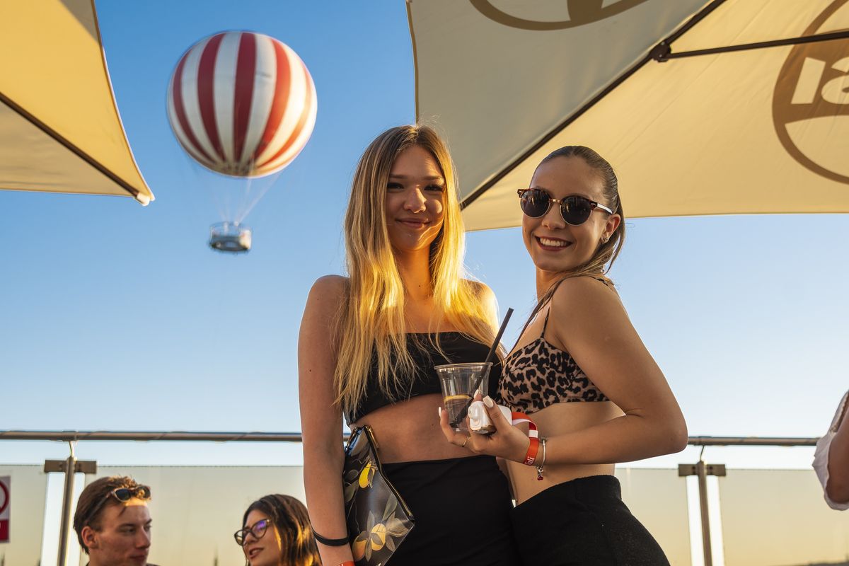 Hőlégballonok a város felett