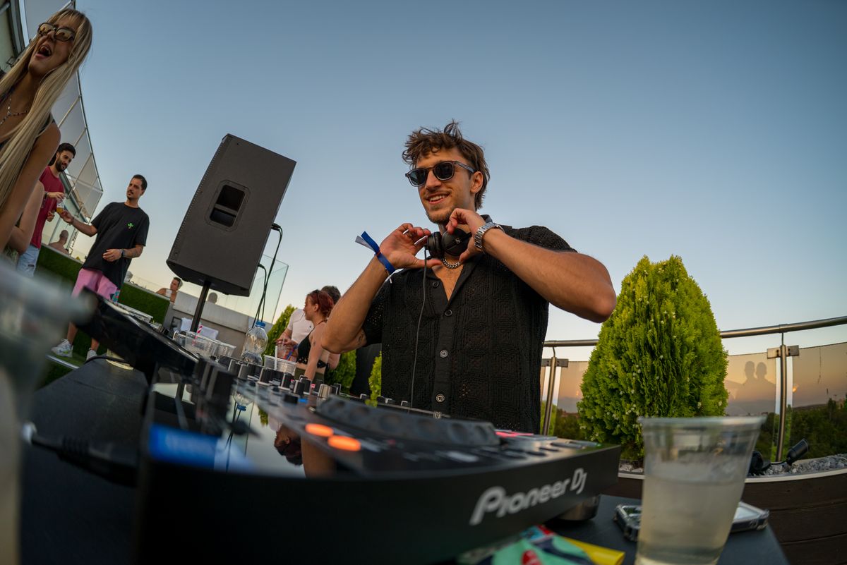 DJ a pultnál